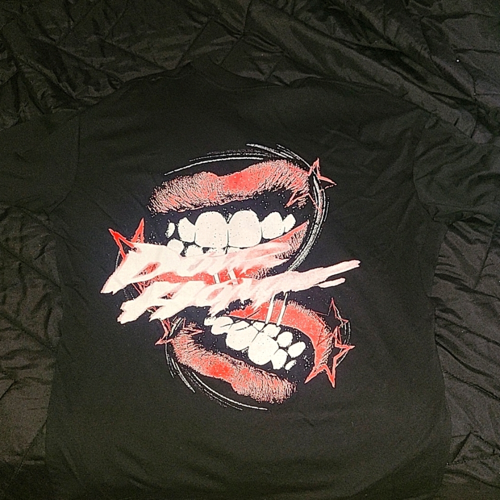 Oversized lip graphic t shirt